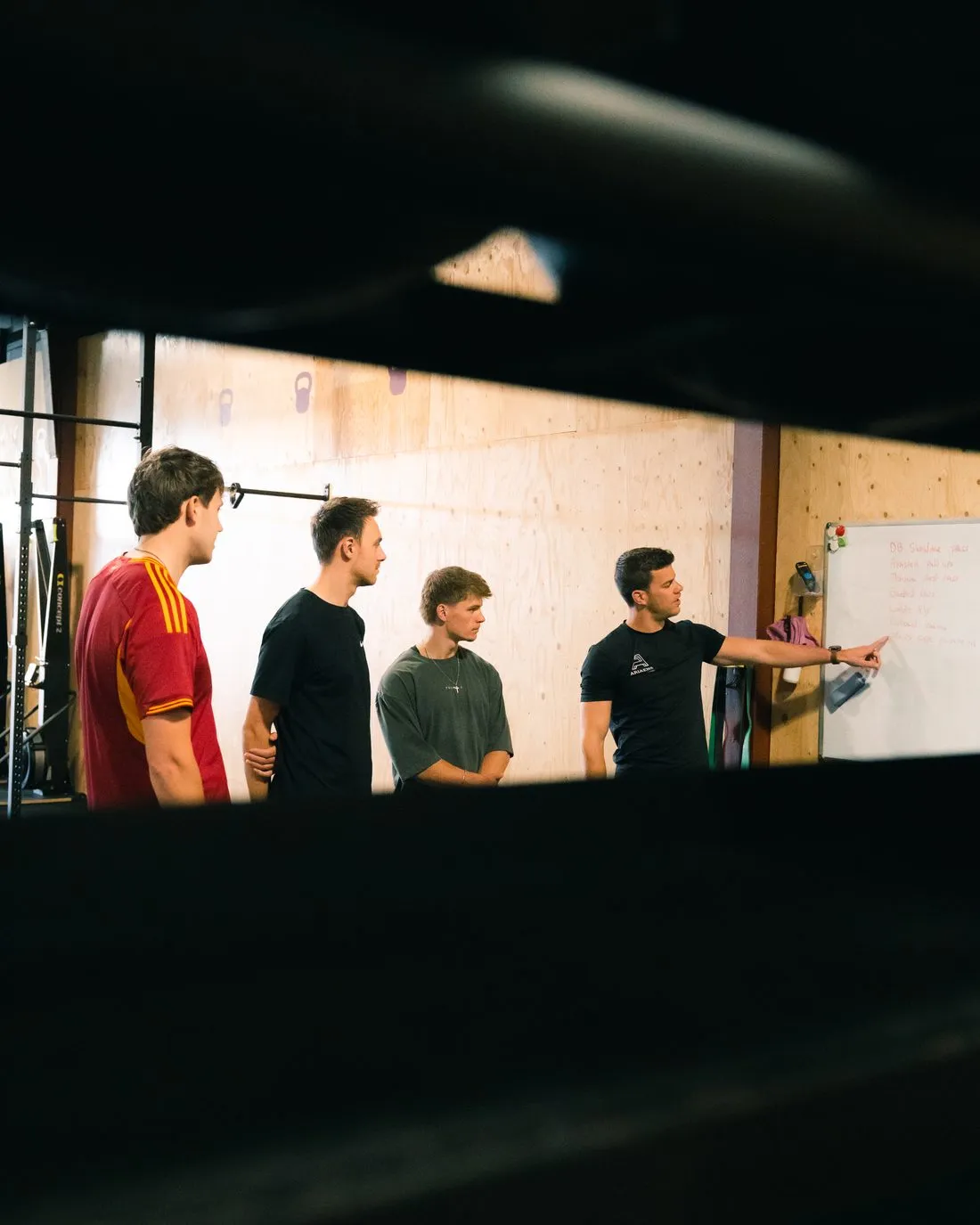 Een kleine groep traint samen onder begeleiding van Stijn