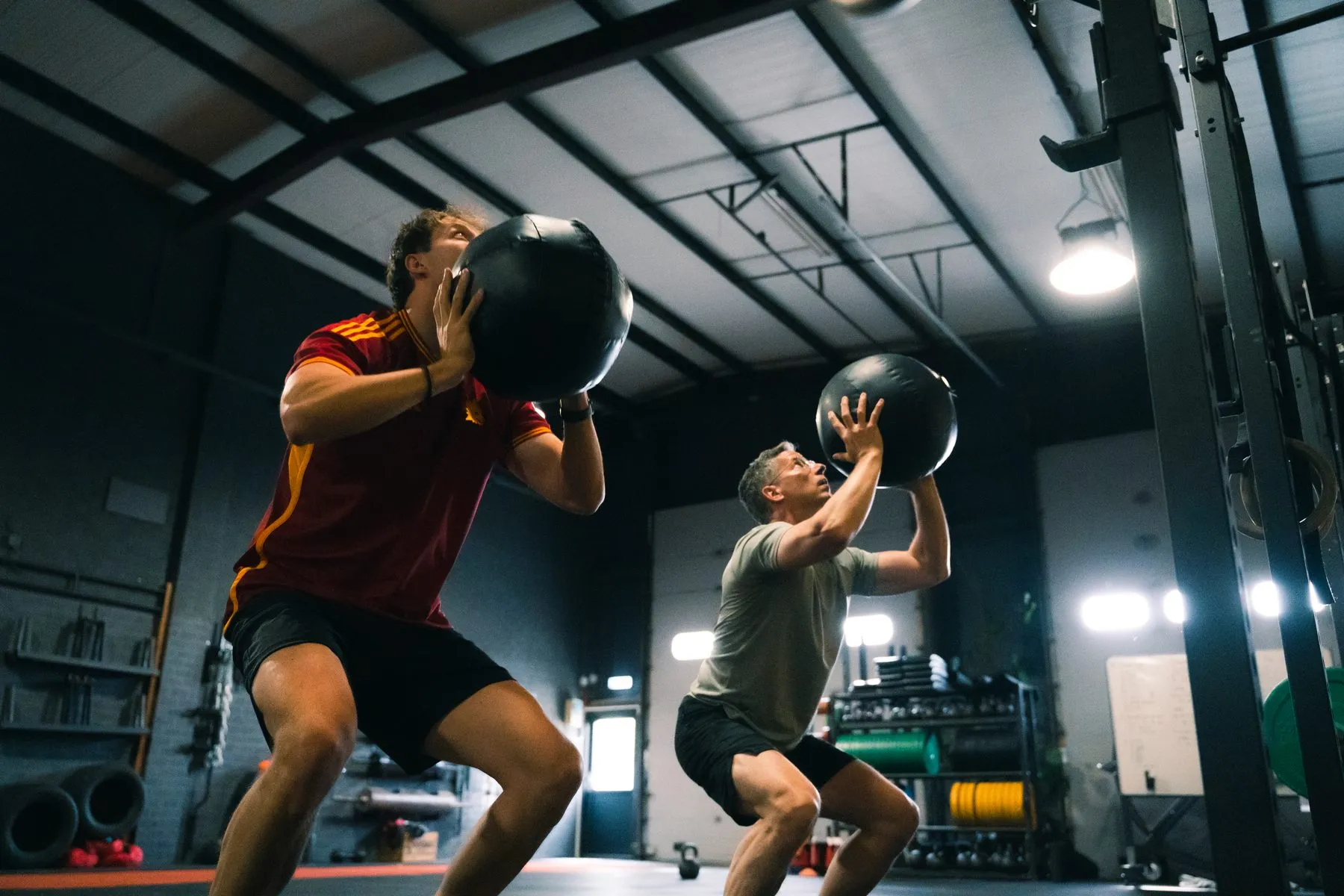 Stijn Ariaens begeleidt een klant bij krachttraining in Boxx Wijchen