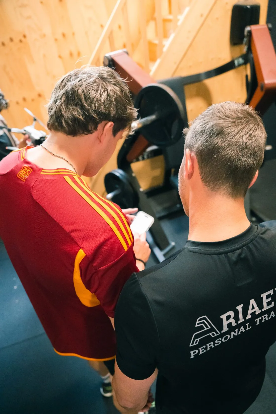 Stijn geeft persoonlijke begeleiding tijdens een trainingssessie