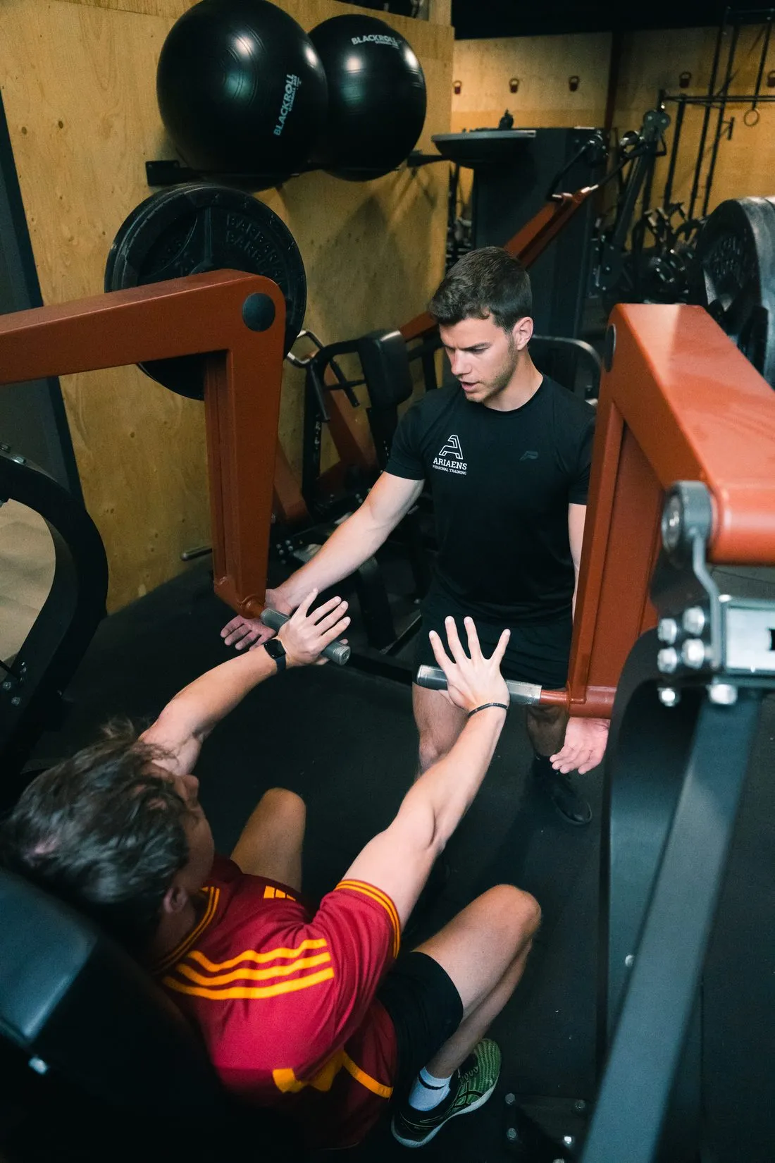 Stijn begeleidt een klant tijdens een 1-op-1 personal training sessie