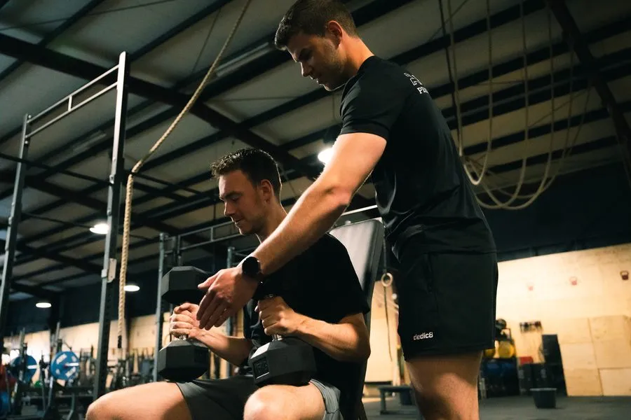 Stijn begeleidt een klant tijdens een 1-op-1 personal training sessie