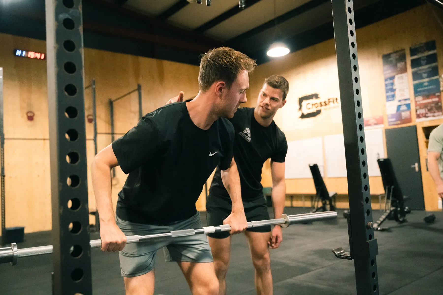 Stijn Ariaens coacht een klant tijdens 1-op-1 personal training in Wijchen